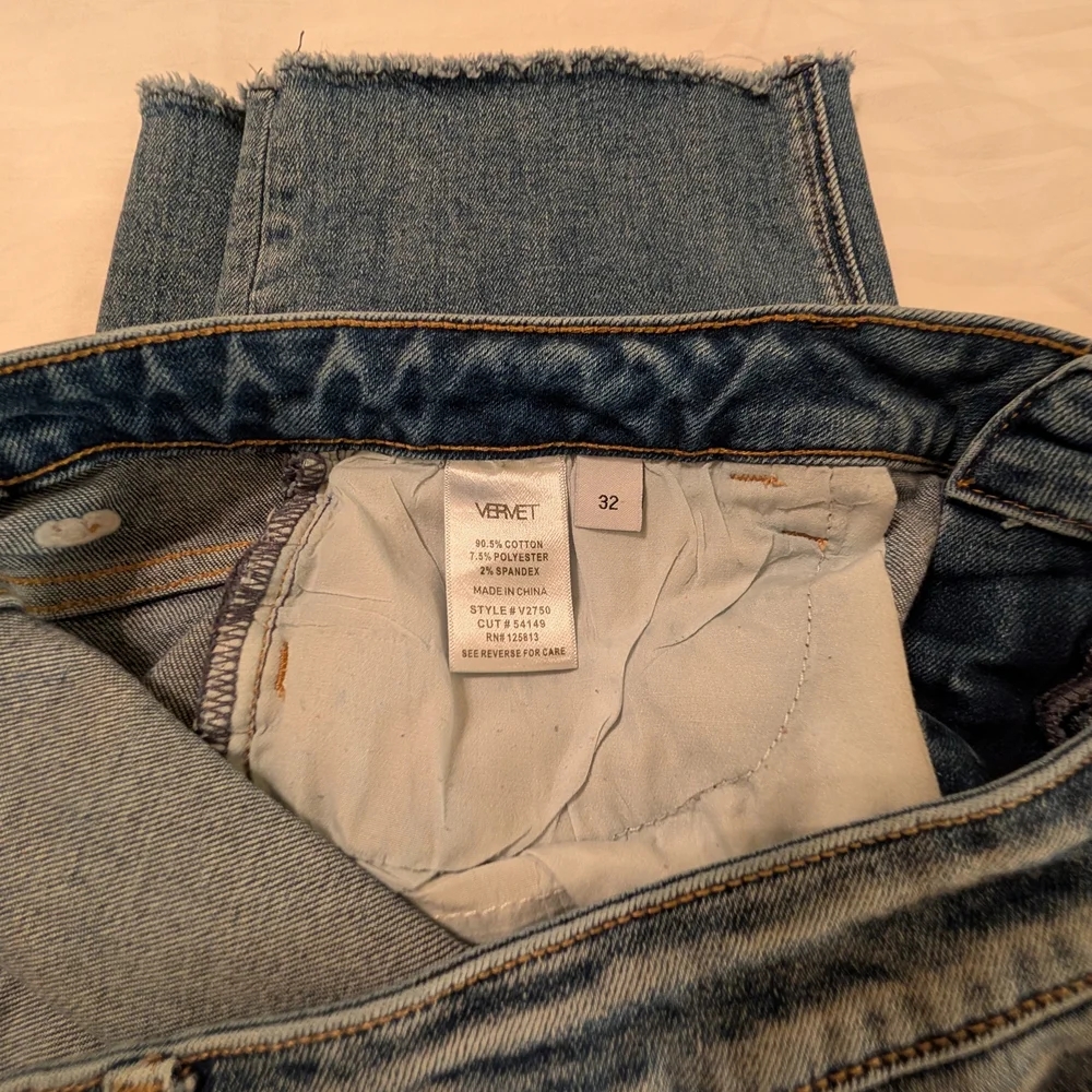 Women's Cropped, Classic Blue, Frayed Hem Jeans By VERVET - Picture 3 of 3